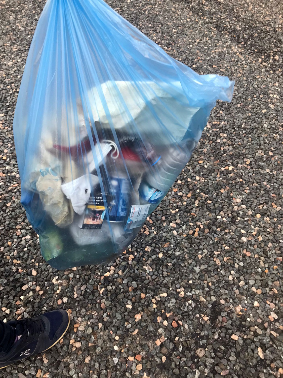 1 kilometrede 10 kilogram çöp topladı 3