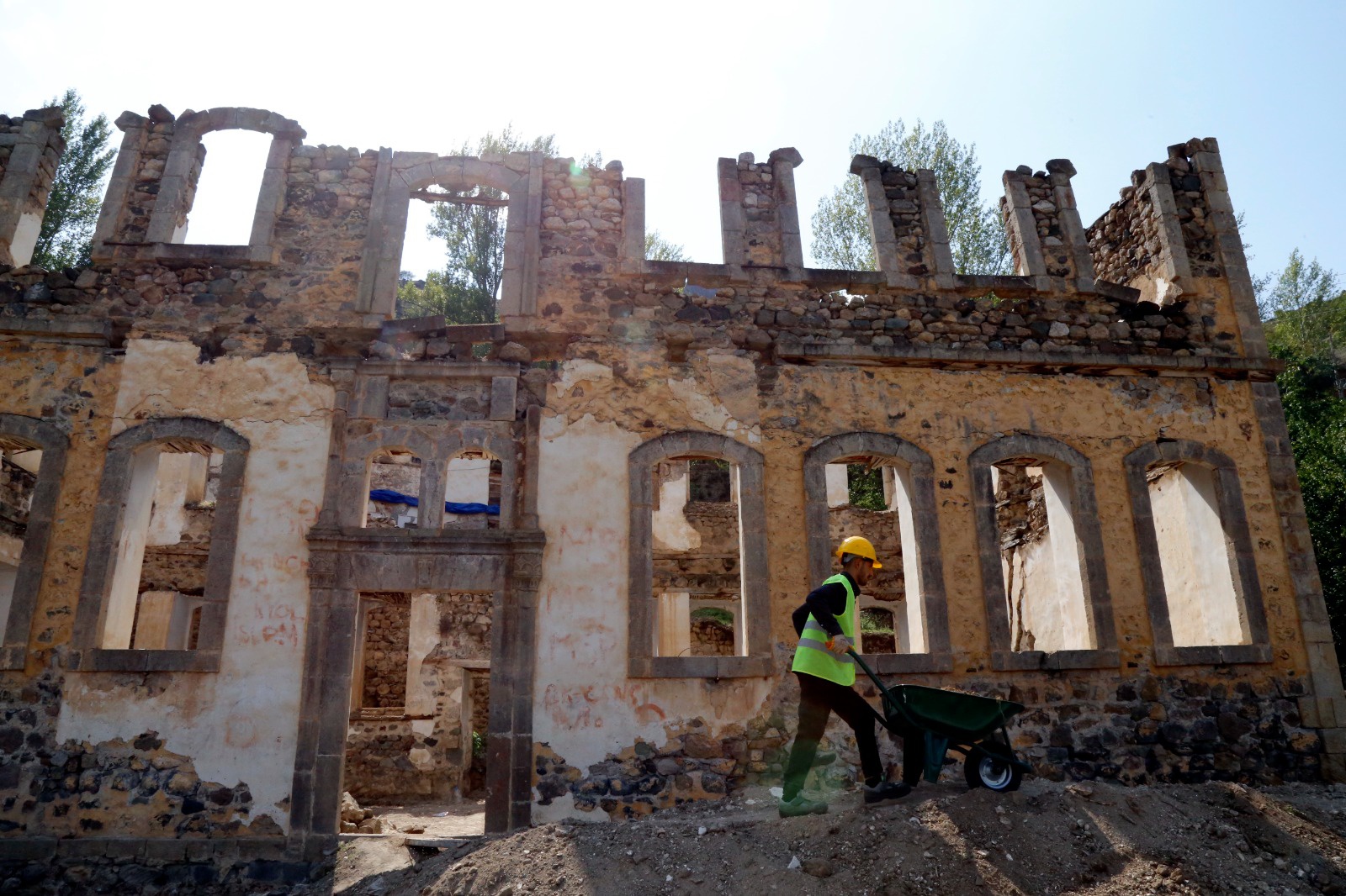 142 yıllık tarihi Sarı Mektep’te restorasyon çalışmaları başladı 6