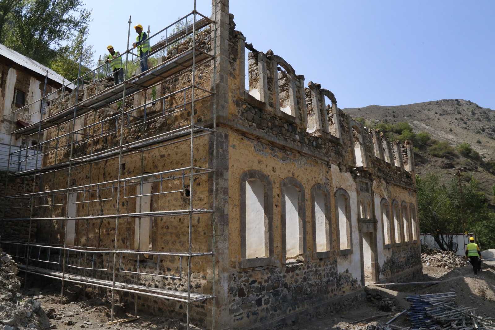 142 yıllık tarihi Sarı Mektep’te restorasyon çalışmaları başladı 4