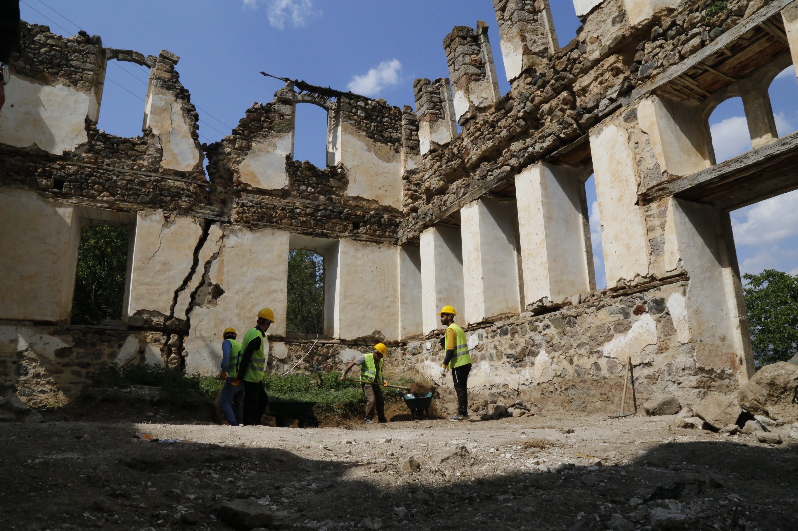 142 yıllık tarihi Sarı Mektep’te restorasyon çalışmaları başladı 3