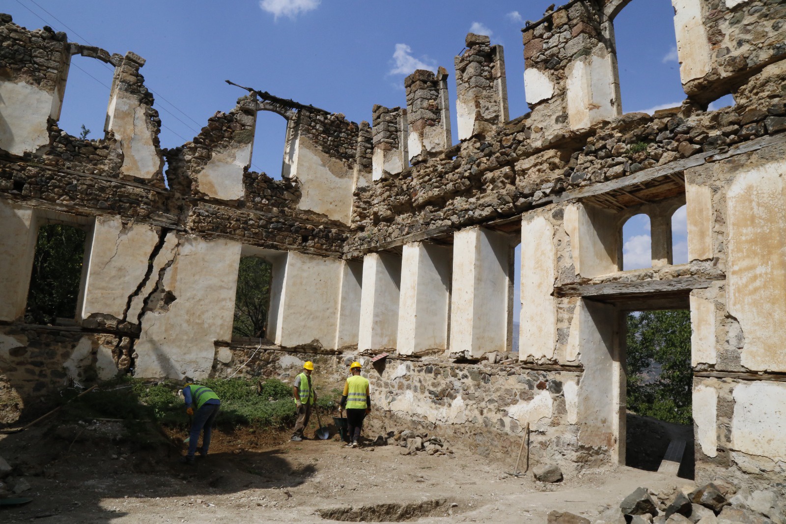 142 yıllık tarihi Sarı Mektep’te restorasyon çalışmaları başladı 5