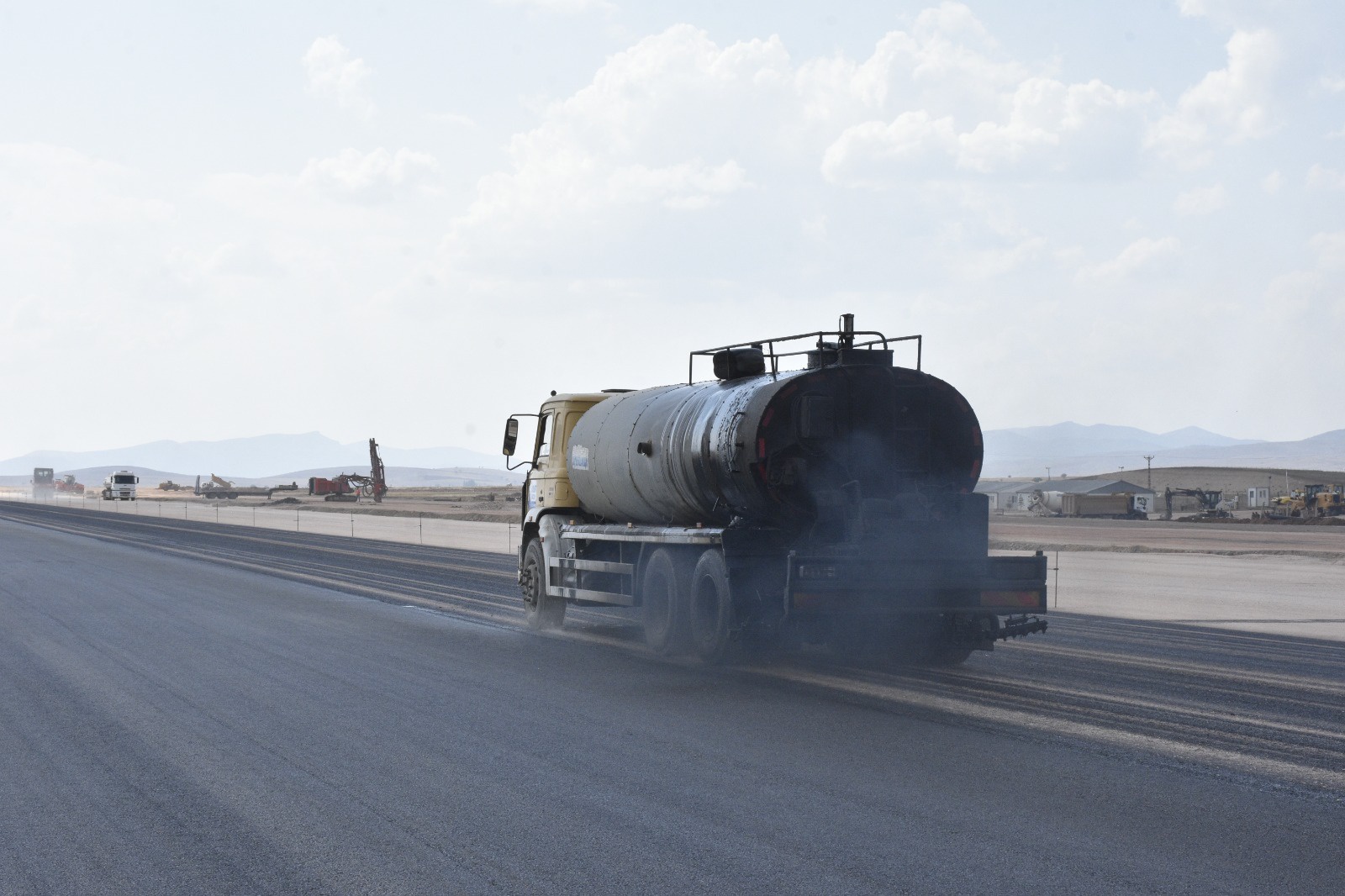 Gümüşhane-Bayburt havaalanında asfalt serimi başladı 15