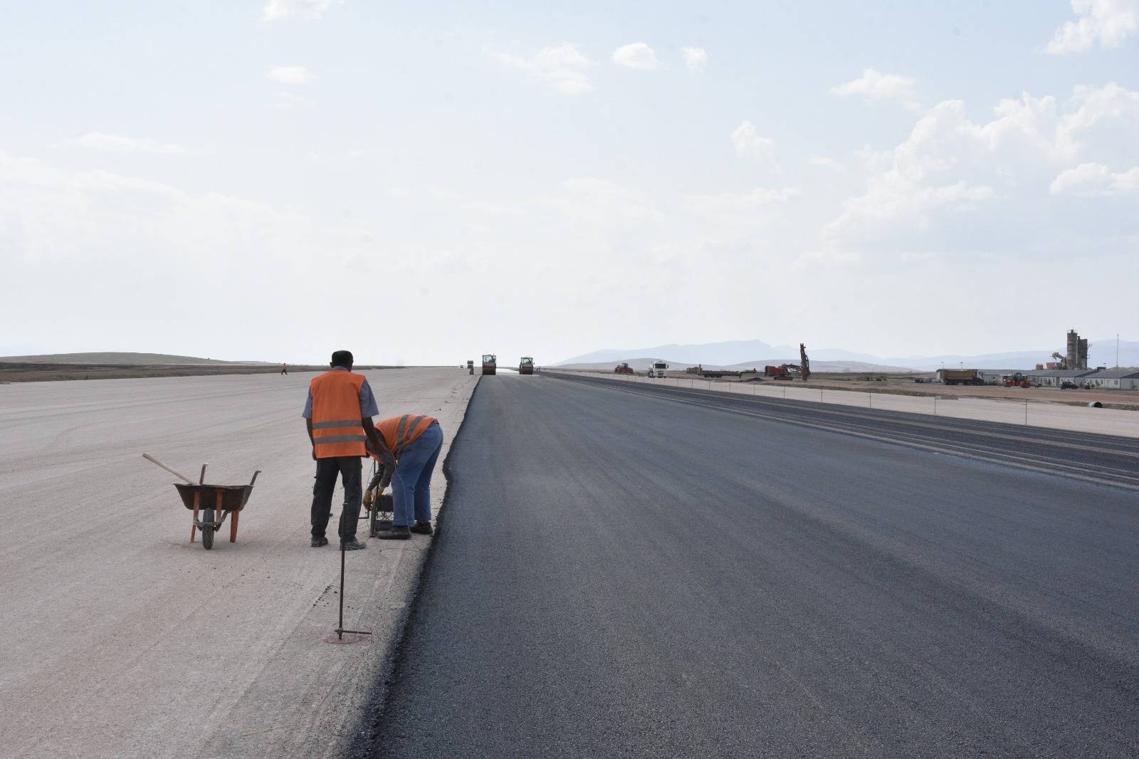 Gümüşhane-Bayburt havaalanında asfalt serimi başladı 11
