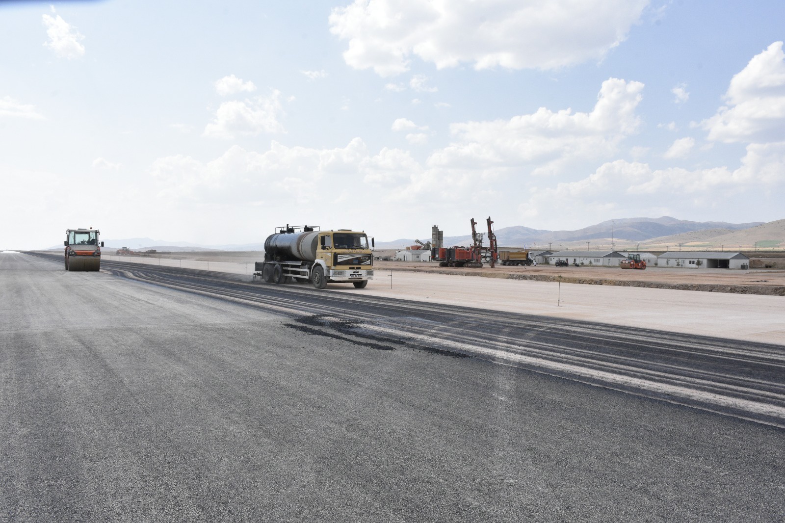 Gümüşhane-Bayburt havaalanında asfalt serimi başladı 10