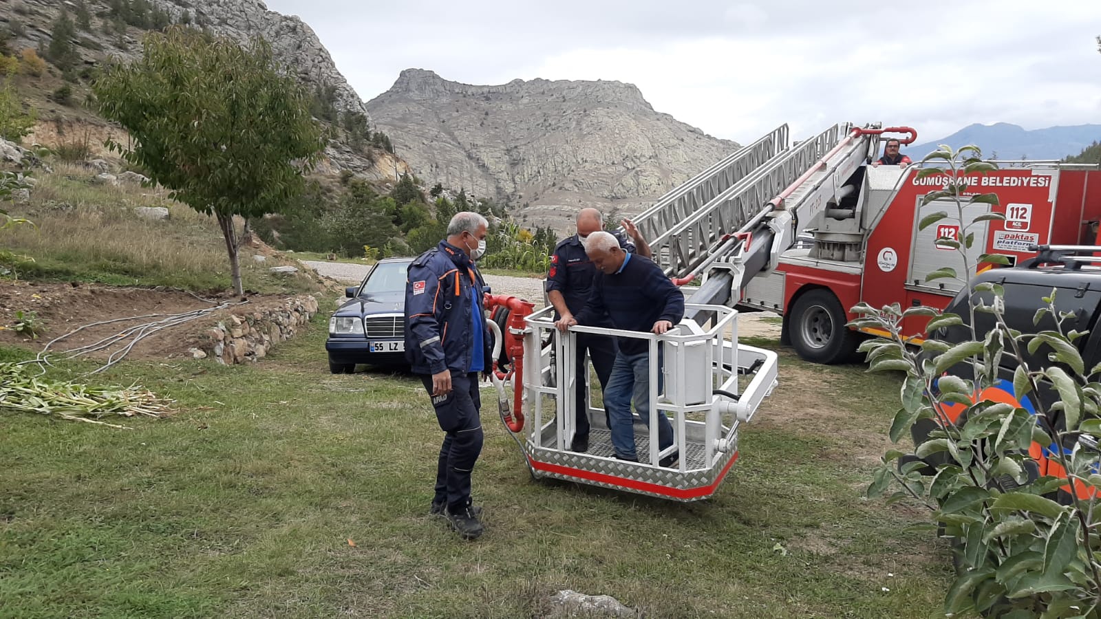 Tamir etmek için çıktığı çatıda mahsur kaldı 4