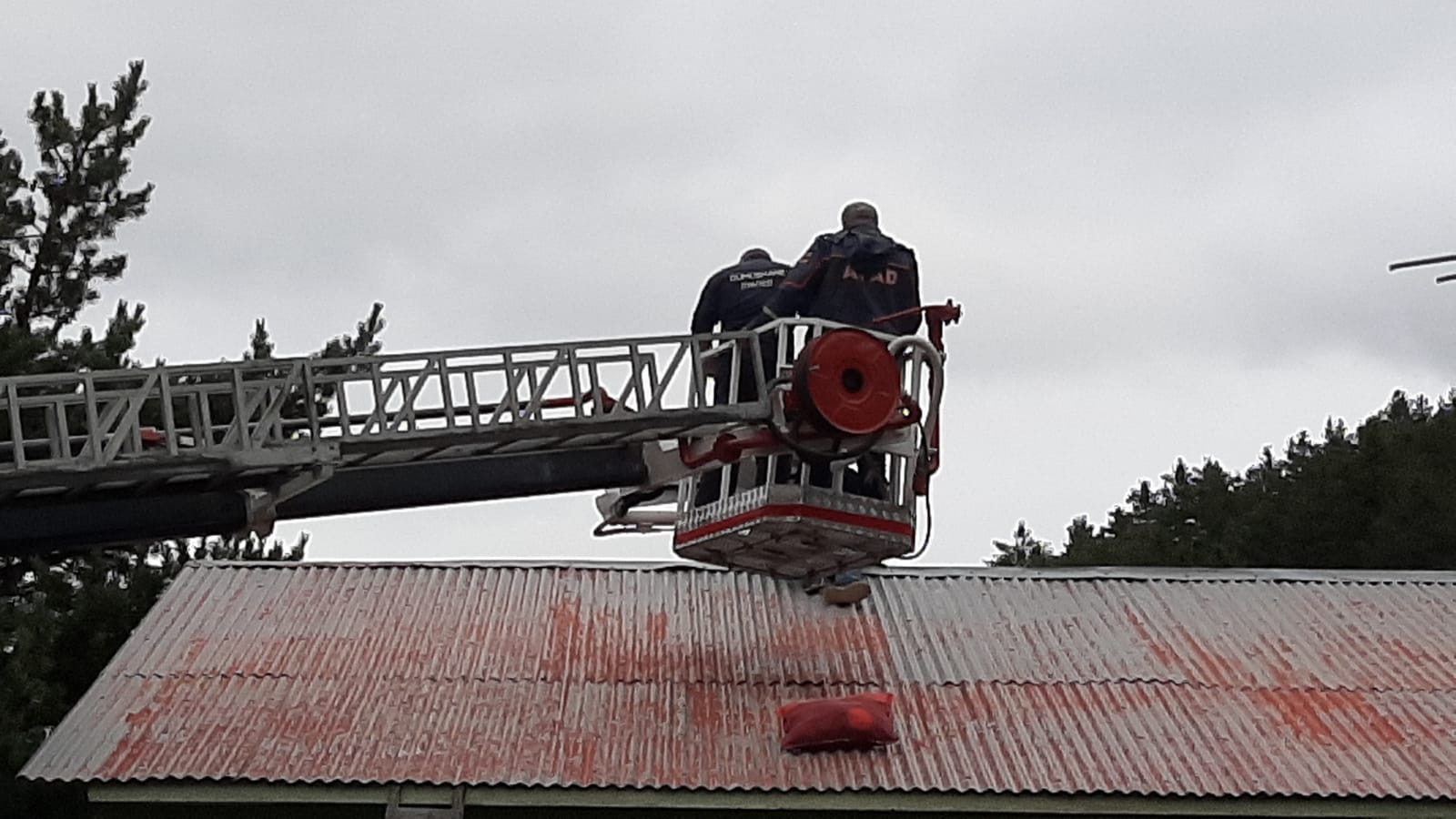 Tamir etmek için çıktığı çatıda mahsur kaldı 3