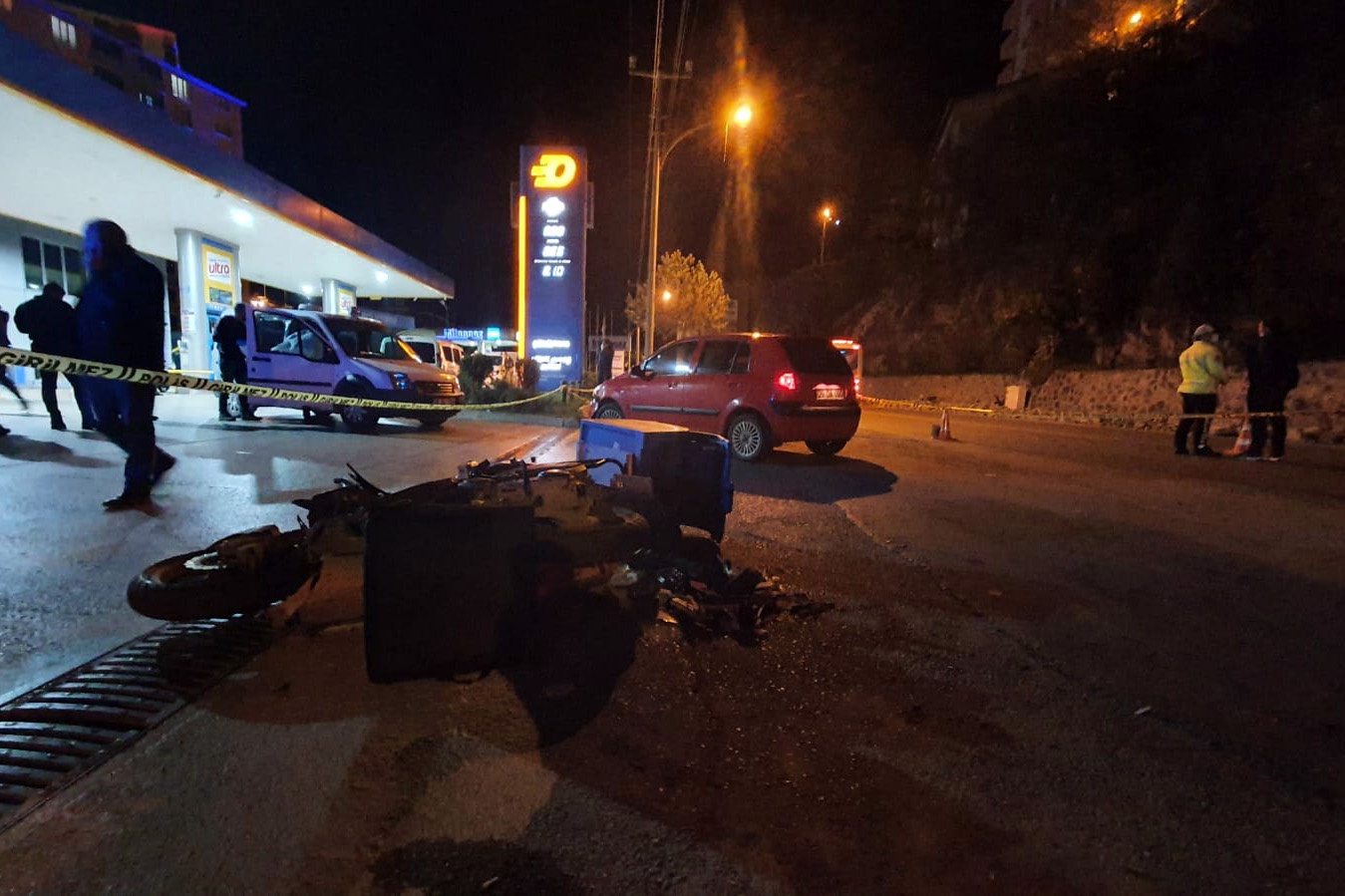 Otomobil ile kurye motoru çarpıştı: 1 ölü 2