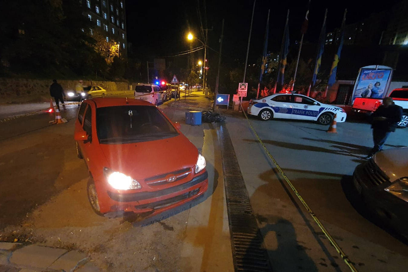 Otomobil ile kurye motoru çarpıştı: 1 ölü 4