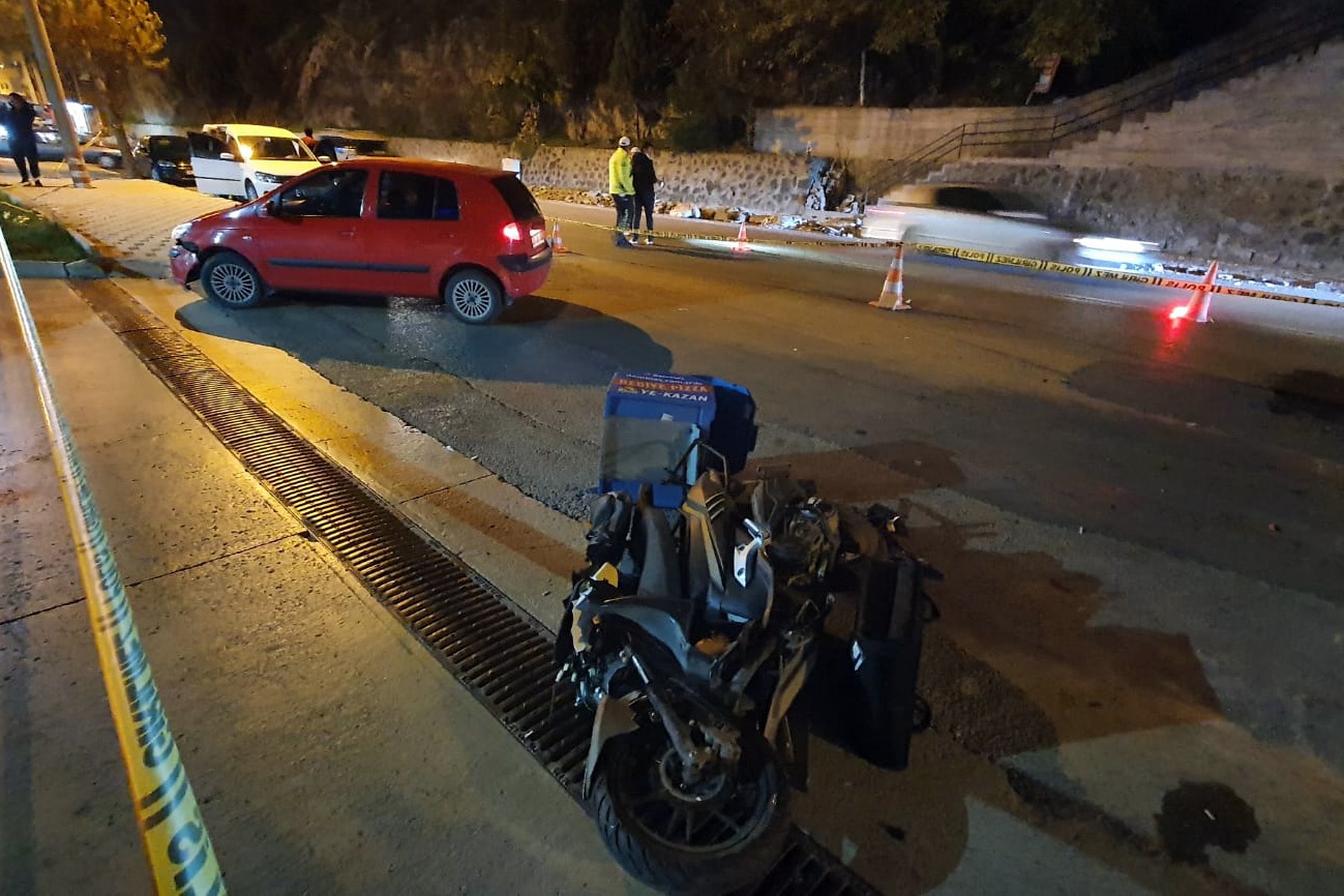 Otomobil ile kurye motoru çarpıştı: 1 ölü 3