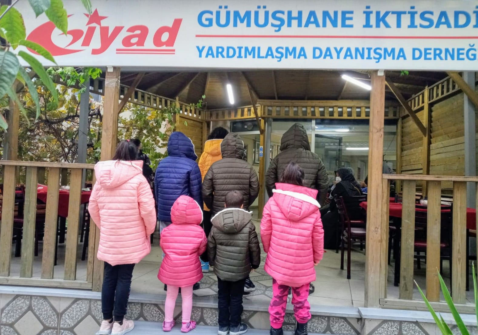 GİYAD ‘Çocuklarımız Üşümesin’ diyerek mont ve ayakkabı gönderdi 6