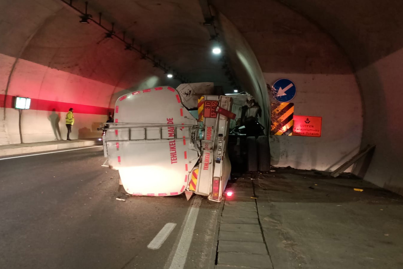 Gümüşhane’de tanker tünel duvarına çarptı: 1 ölü 3