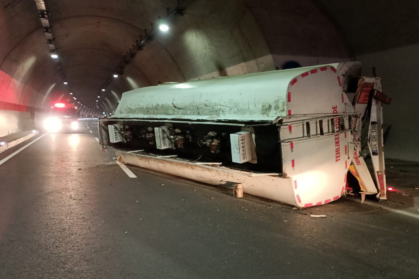 Gümüşhane’de tanker tünel duvarına çarptı: 1 ölü 2