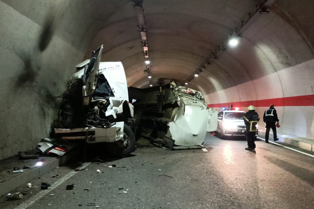 Gümüşhane’de tanker tünel duvarına çarptı: 1 ölü 4