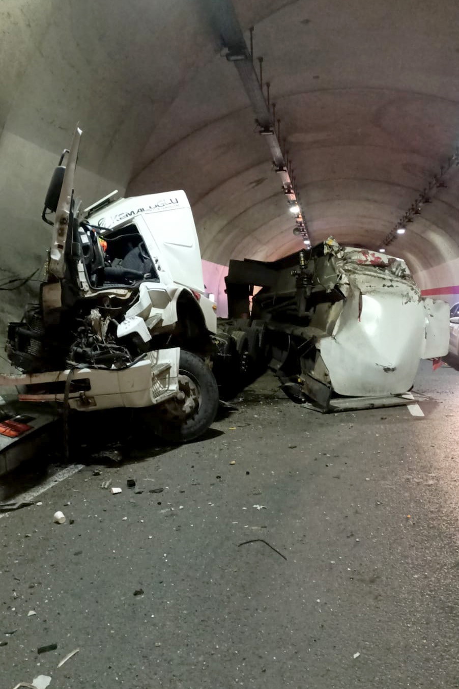 Gümüşhane’de tanker tünel duvarına çarptı: 1 ölü 6