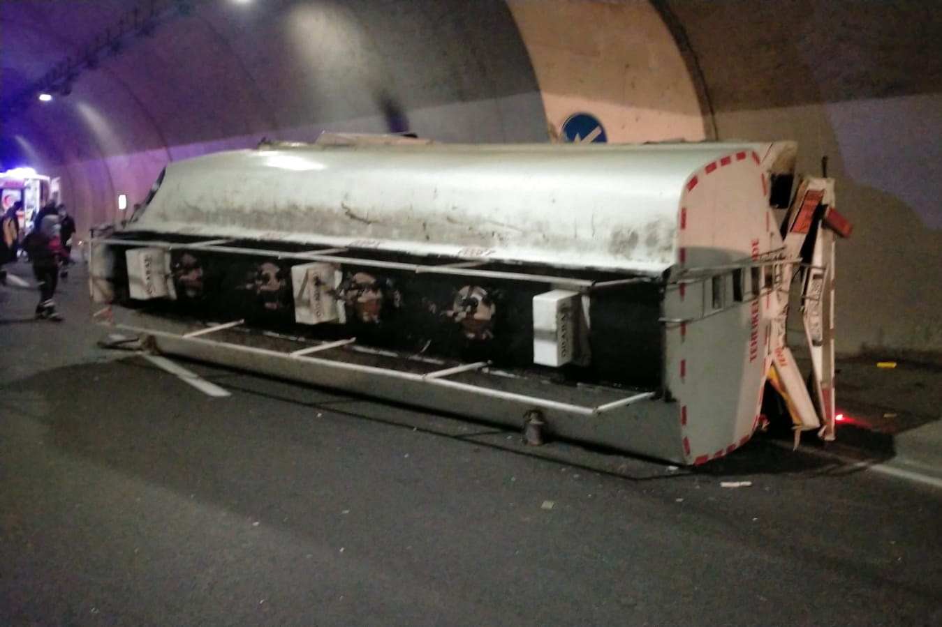 Gümüşhane’de tanker tünel duvarına çarptı: 1 ölü 1