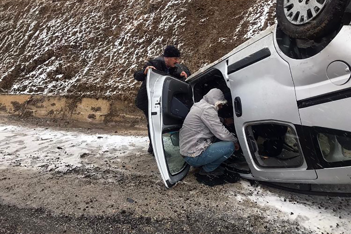 Pöske dağında virajı alamayan araç devrildi: 1’i ağır, 5 yaralı 2