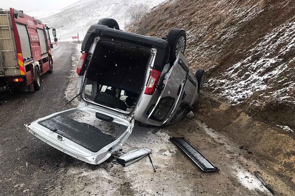 Pöske dağında virajı alamayan araç devrildi: 1’i ağır, 5 yaralı 3