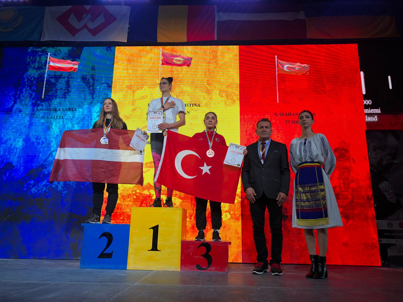 Dünyaları devirdi, madalya koleksiyonu yaptılar 7