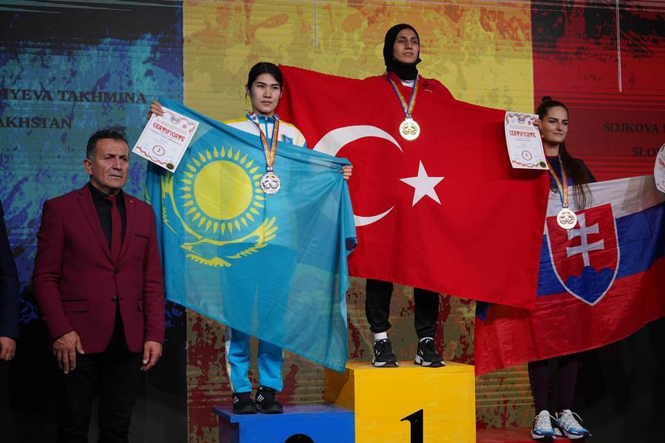 Dünyaları devirdi, madalya koleksiyonu yaptılar 10