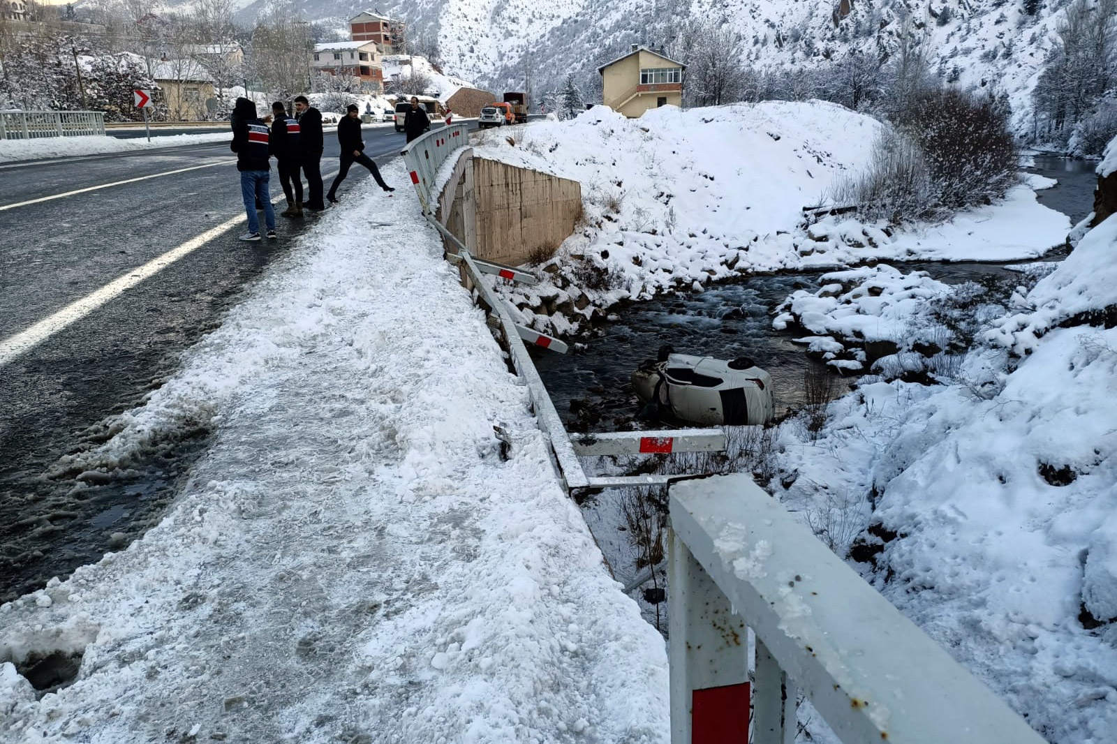Otomobil köprüden Harşit Çayına uçtu: 1 yaralı 4