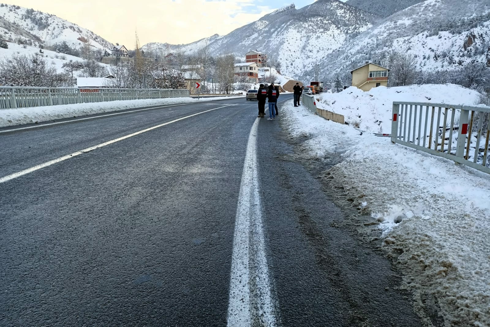 Otomobil köprüden Harşit Çayına uçtu: 1 yaralı 3