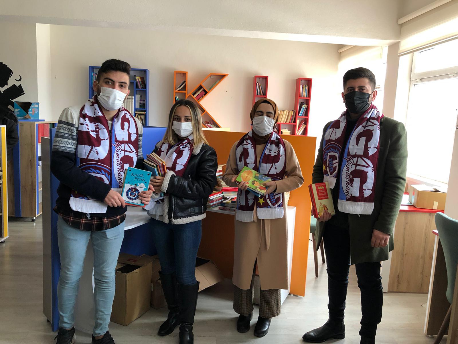 Trabzonspor taraftarlarından köy okuluna kitap bağışı 2