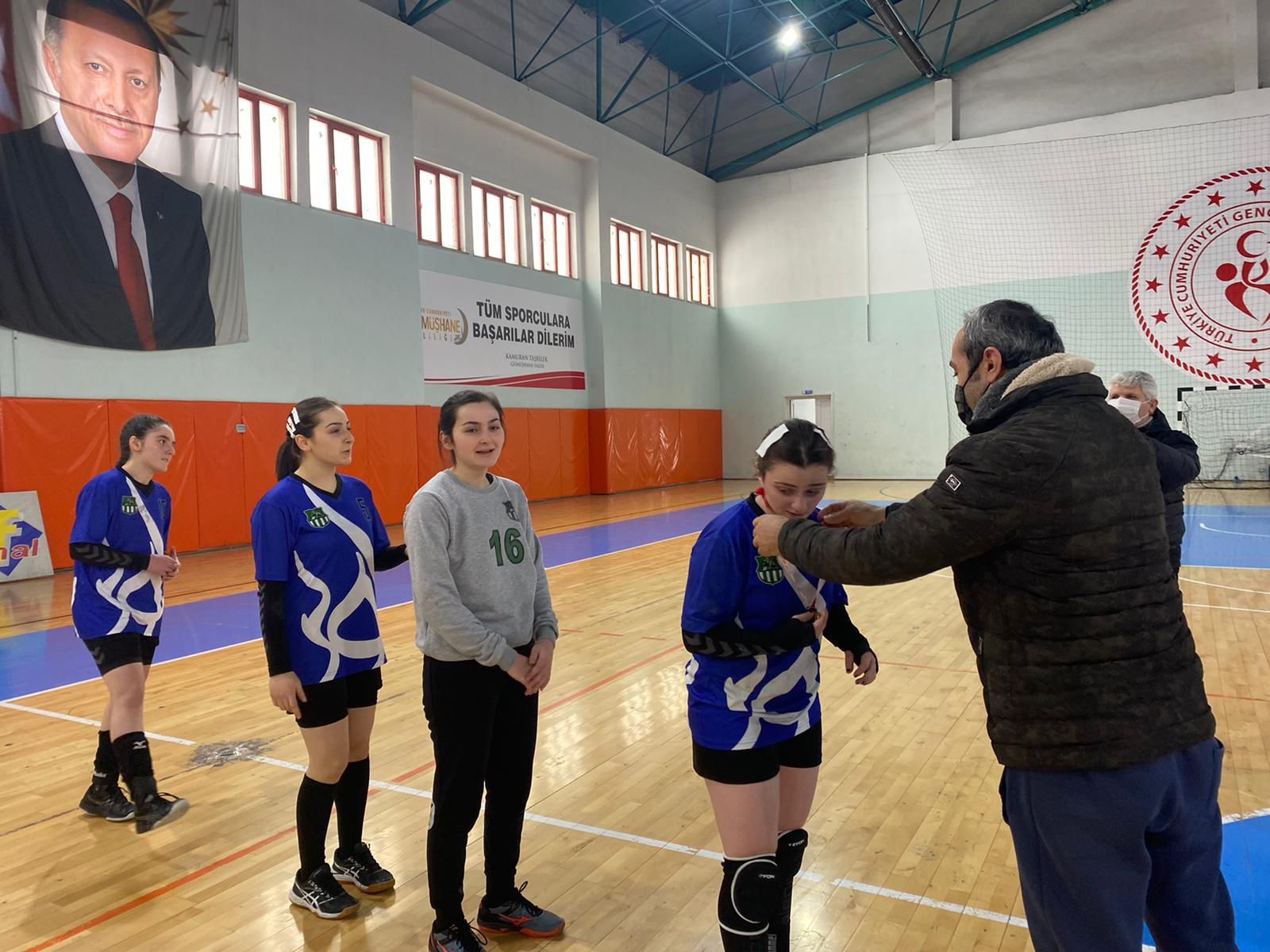 Hentbol grup müsabakaları sona erdi 4