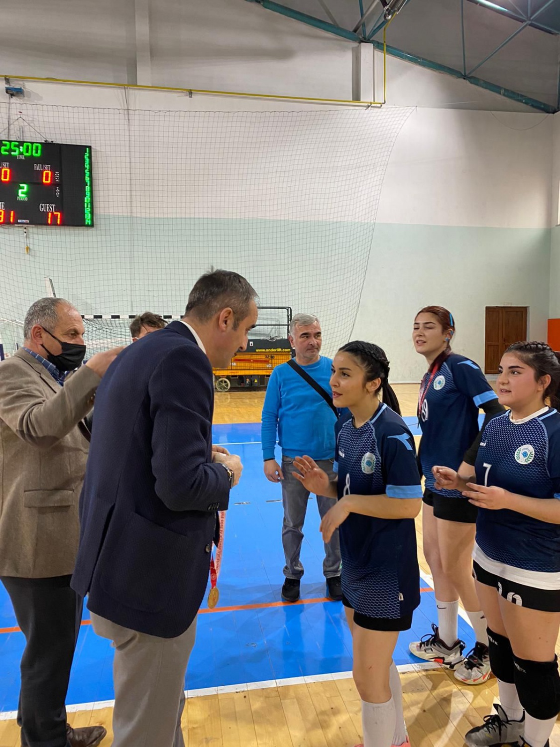 Hentbol grup müsabakaları sona erdi 9