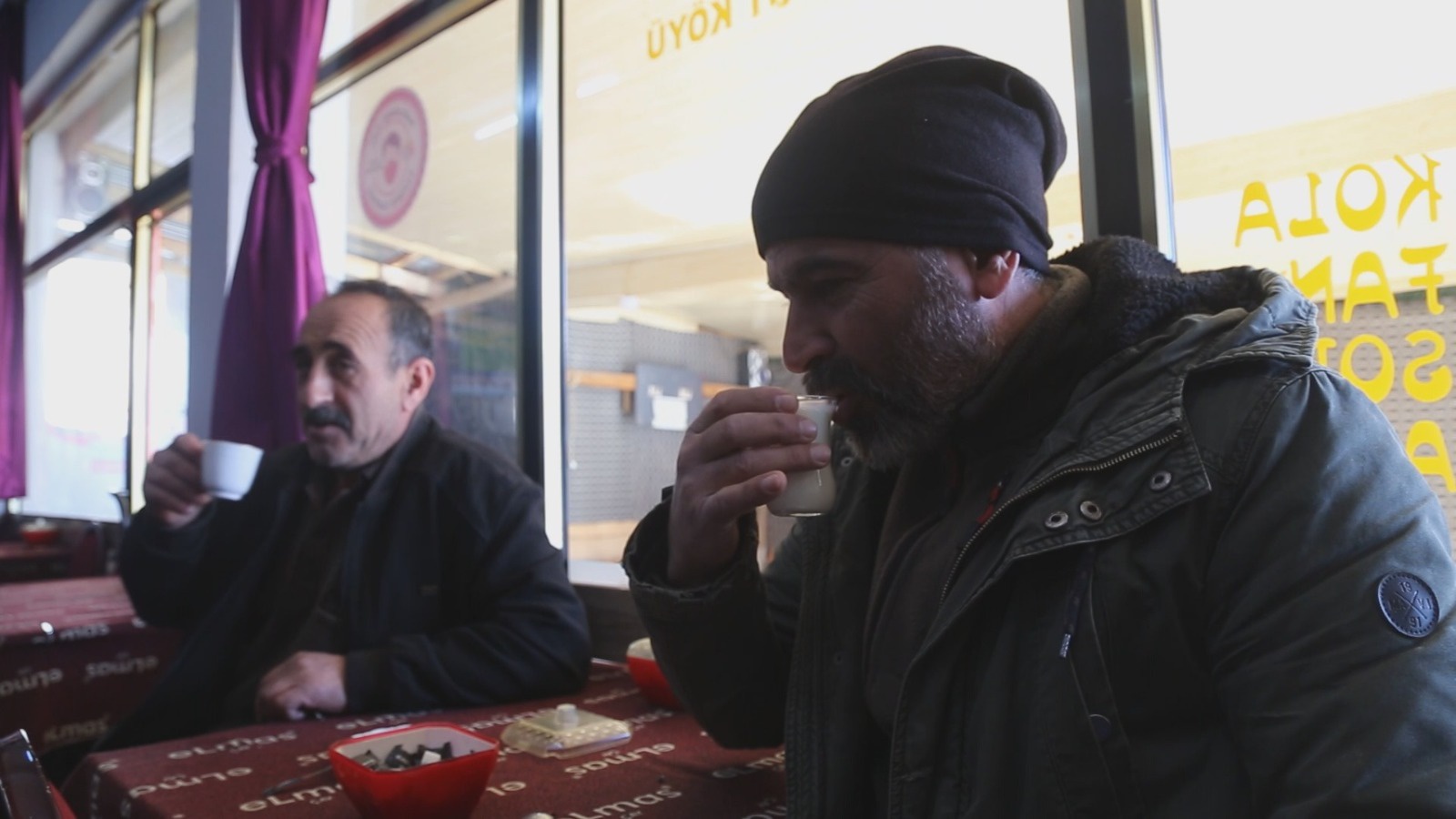 Kelkit’teki kahvehanelerde kış mevsiminde çaydan çok süt satılıyor  1