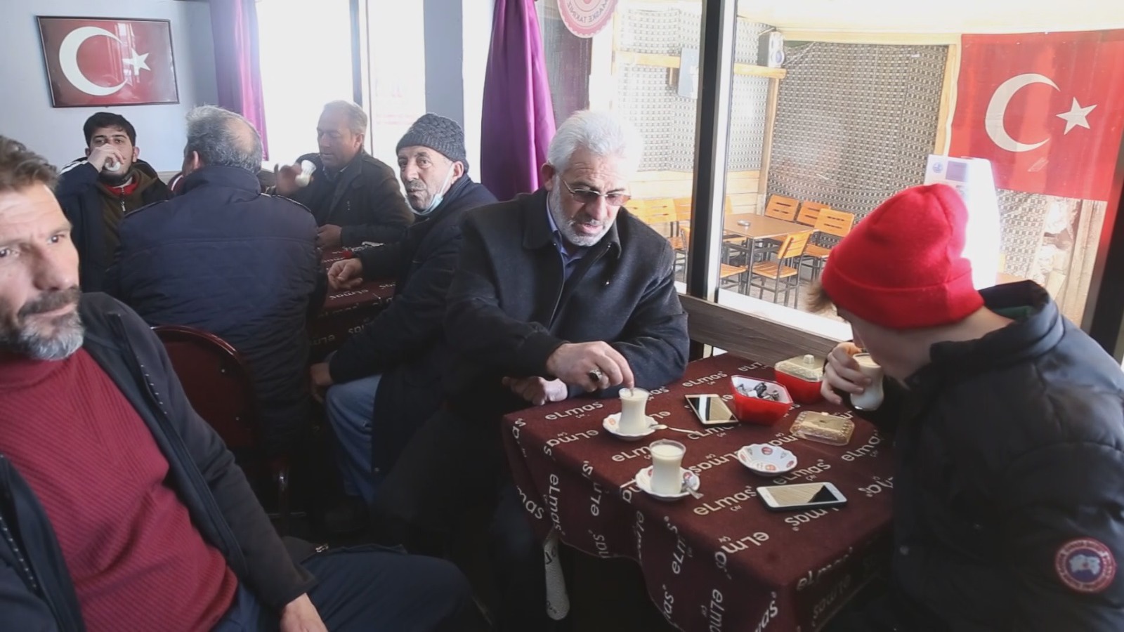 Kelkit’teki kahvehanelerde kış mevsiminde çaydan çok süt satılıyor  3