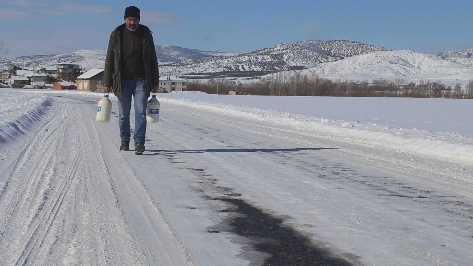 Kelkit’teki kahvehanelerde kış mevsiminde çaydan çok süt satılıyor  7