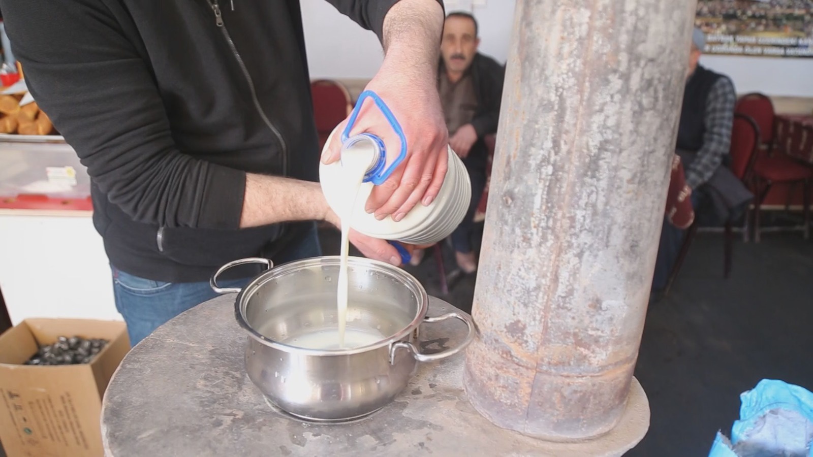 Kelkit’teki kahvehanelerde kış mevsiminde çaydan çok süt satılıyor  5