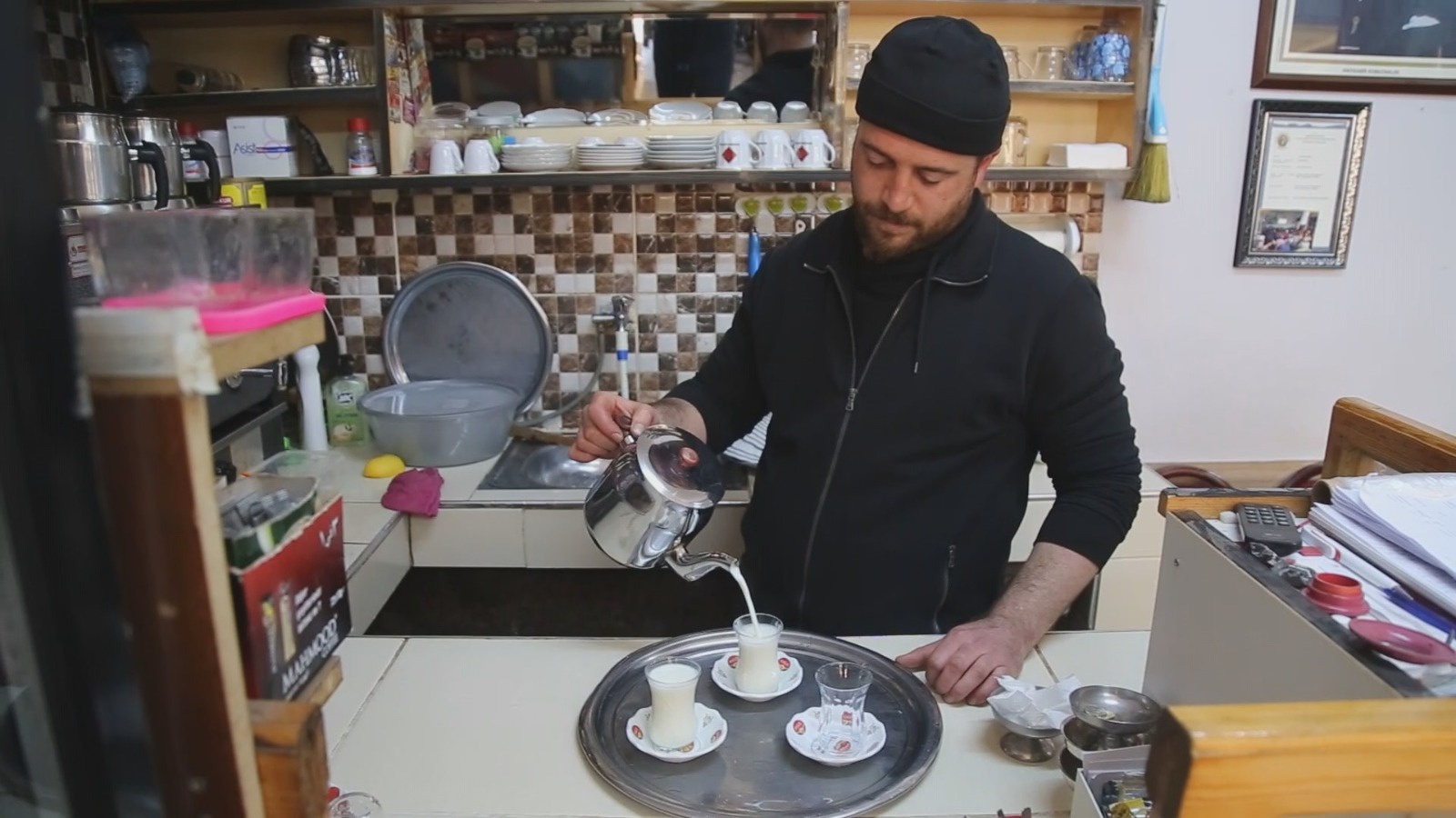 Kelkit’teki kahvehanelerde kış mevsiminde çaydan çok süt satılıyor  6