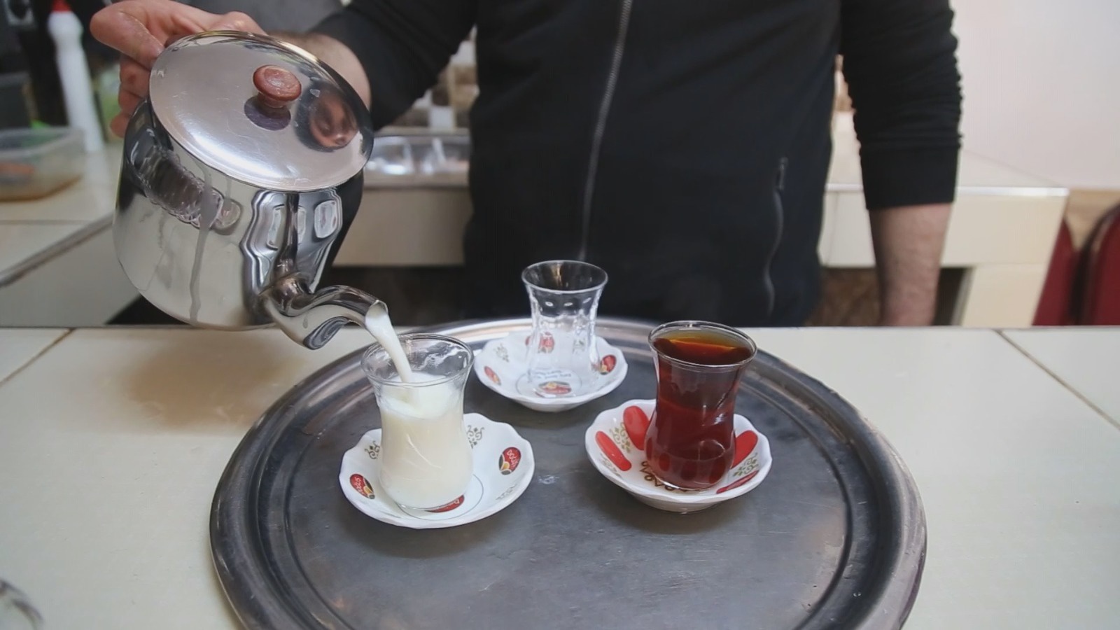 Kelkit’teki kahvehanelerde kış mevsiminde çaydan çok süt satılıyor  2