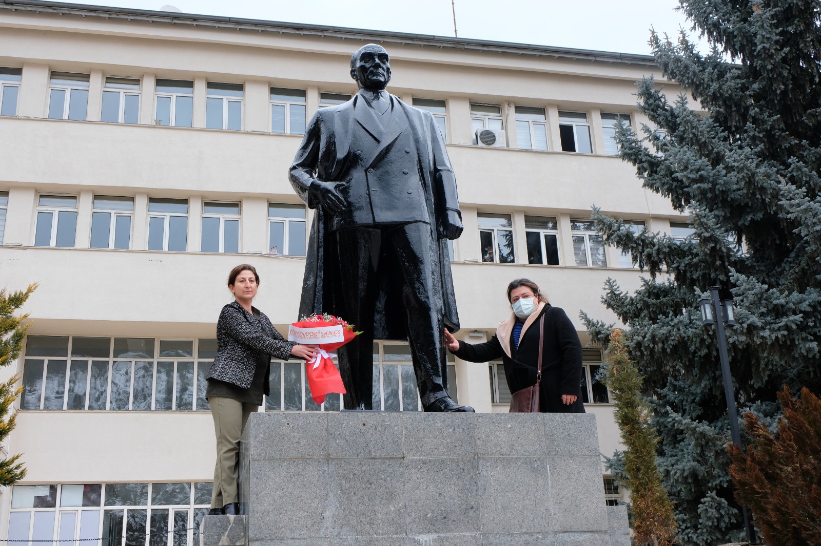 CHP ve ADD Atatürk Anıtına buket bıraktı 3