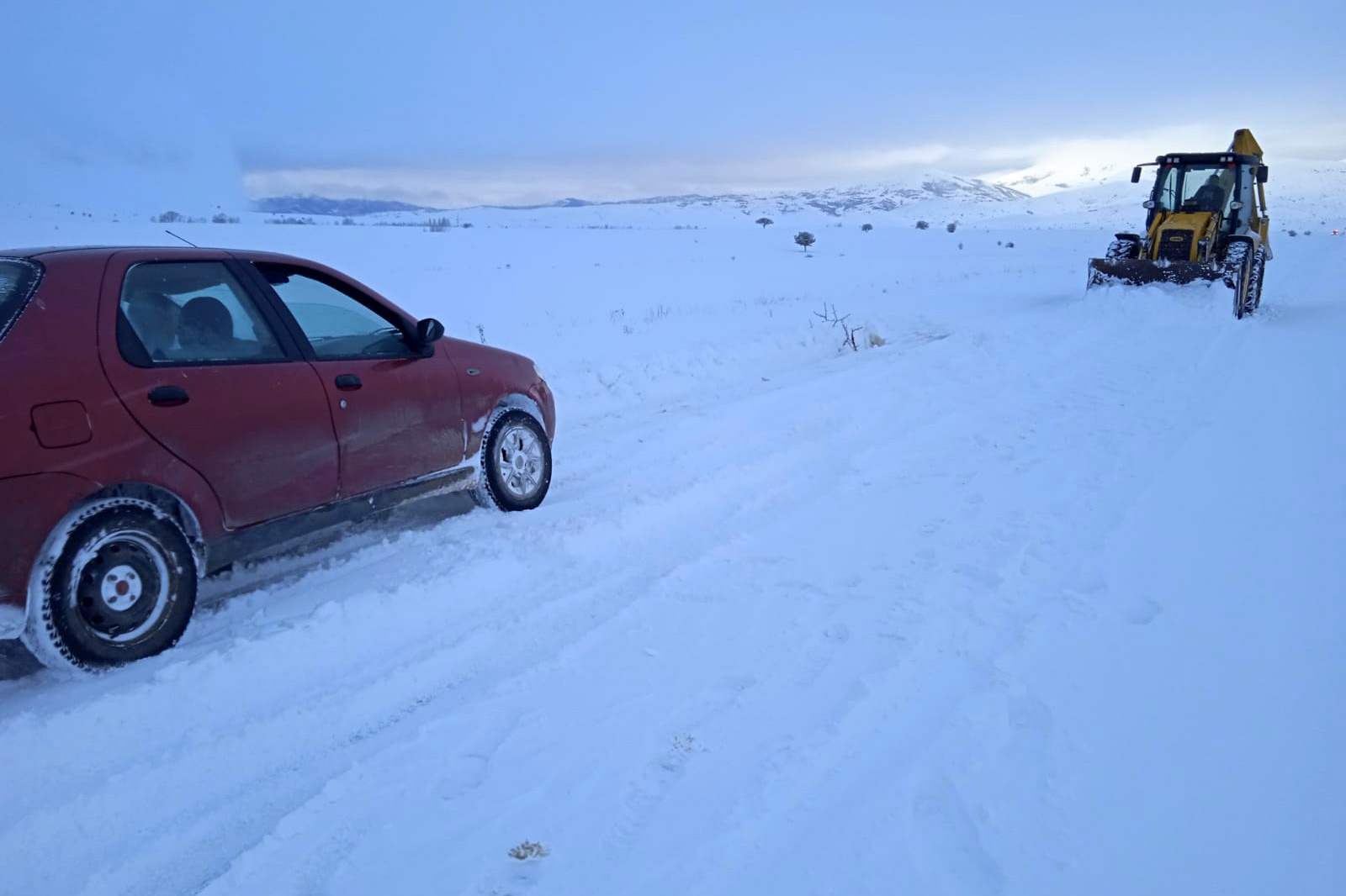 Gümüşhane’de karla kaplı köy yolları açılıyor 3