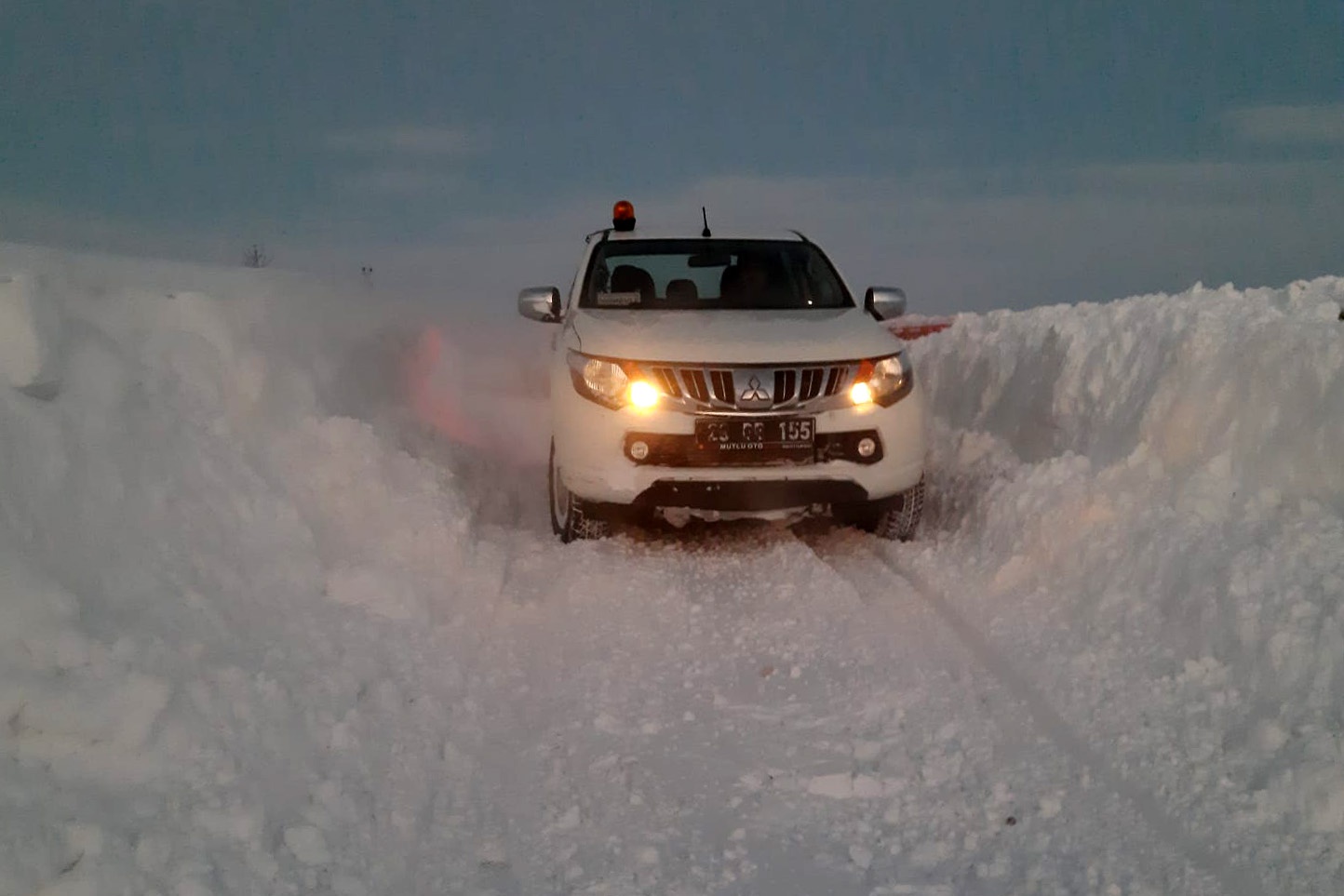 Gümüşhane’de karla kaplı köy yolları açılıyor 4