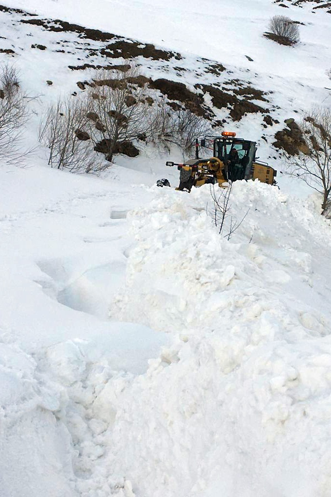 Gümüşhane’de karla kaplı köy yolları açılıyor 7