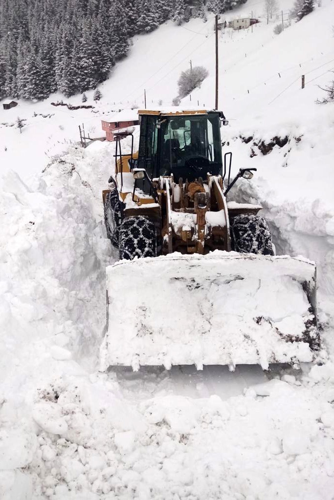 Gümüşhane’de karla kaplı köy yolları açılıyor 5