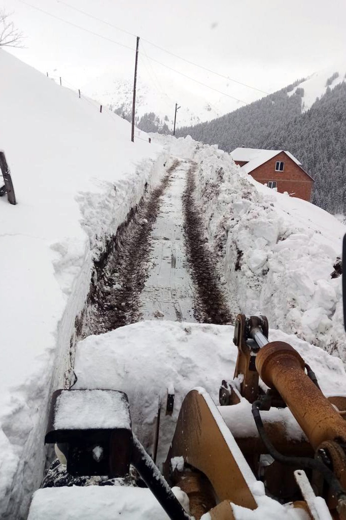 Gümüşhane’de karla kaplı köy yolları açılıyor 1