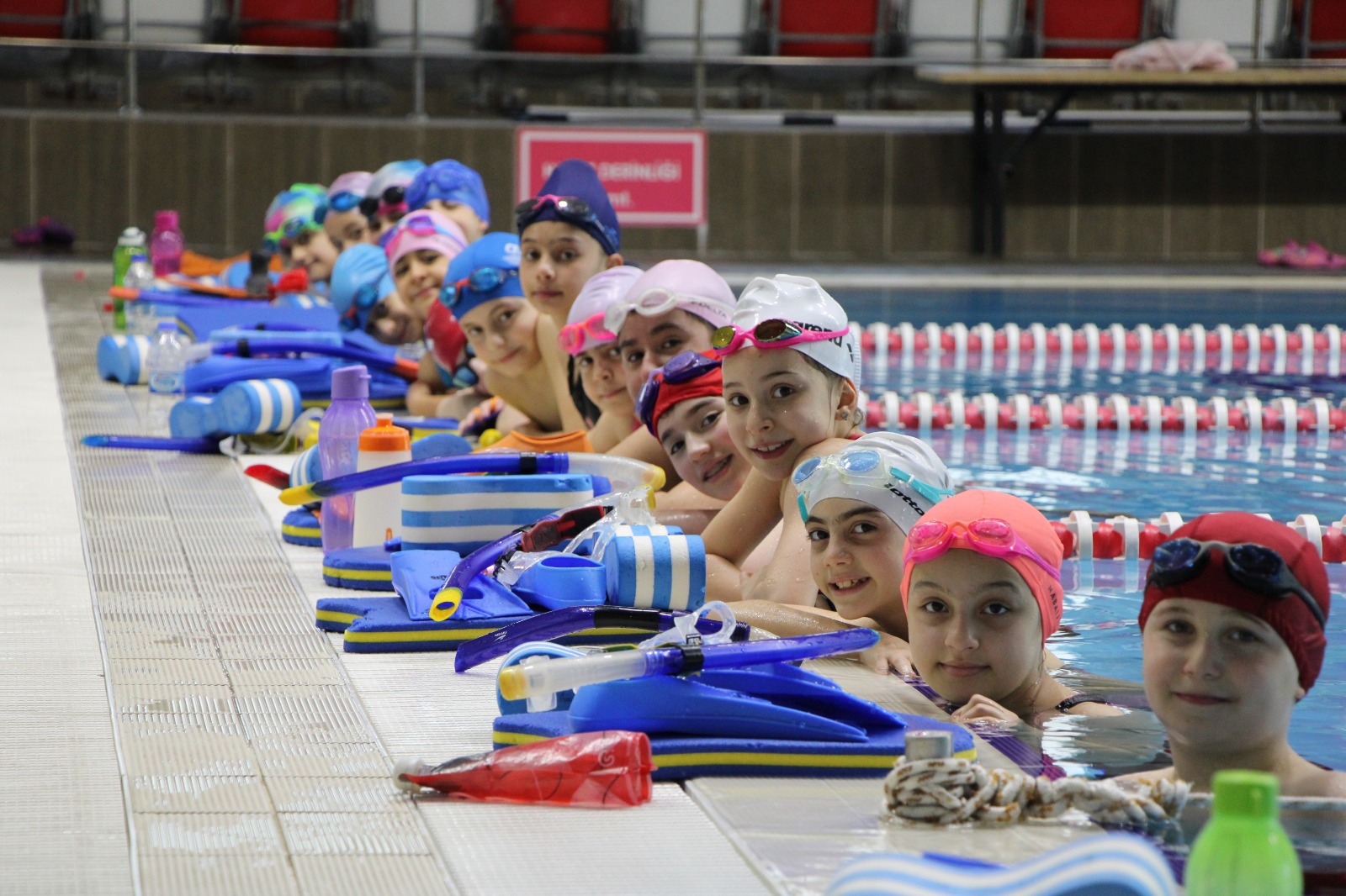 Yüzme okul yarışları yapıldı 12