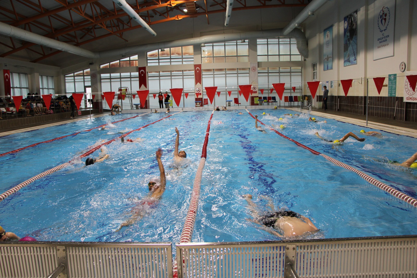 Yüzme okul yarışları yapıldı 13