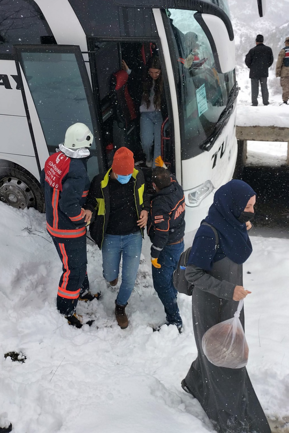 Gümüşhane’de yolcu otobüsüyle otomobil çarpıştı 4