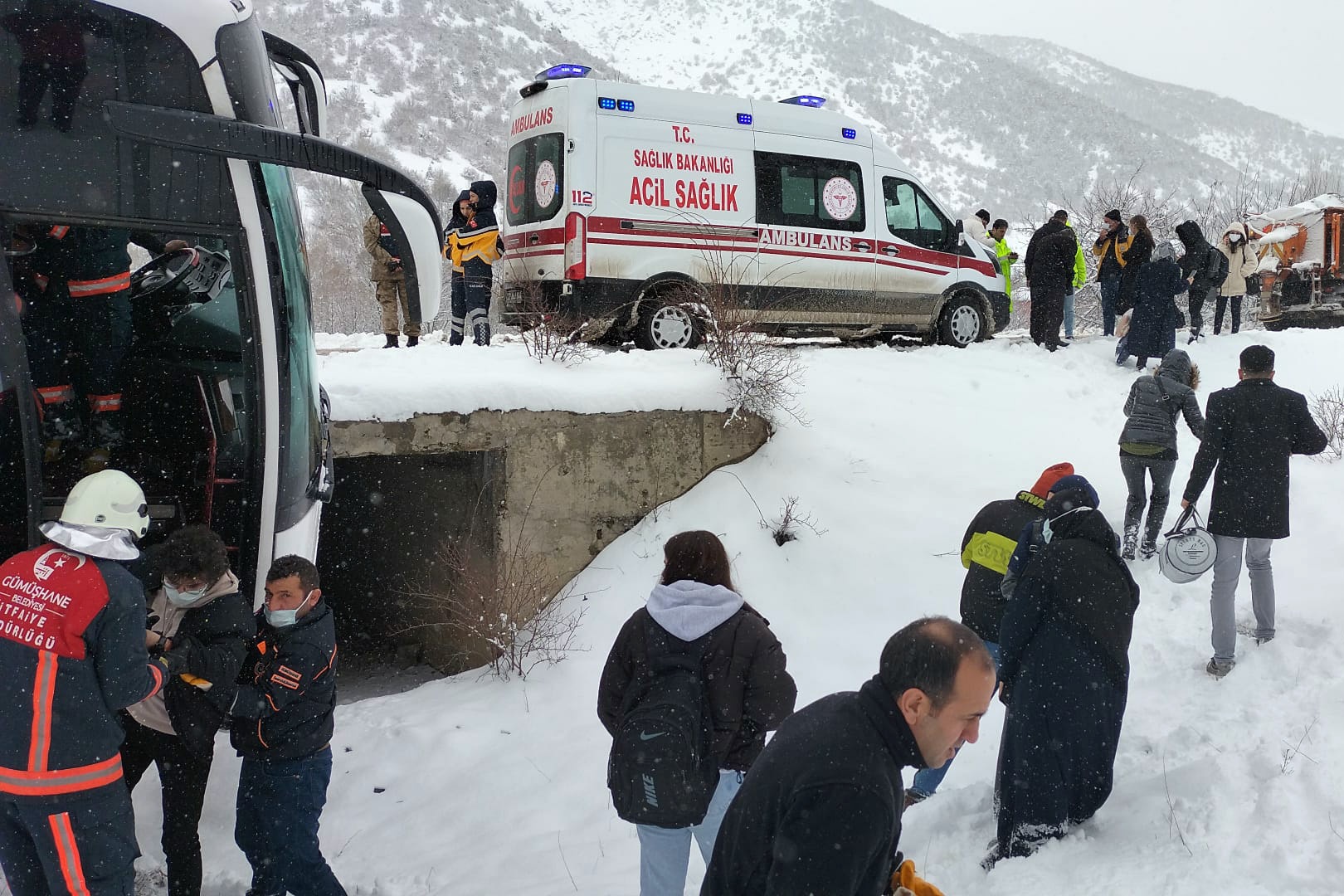 Gümüşhane’de yolcu otobüsüyle otomobil çarpıştı 3