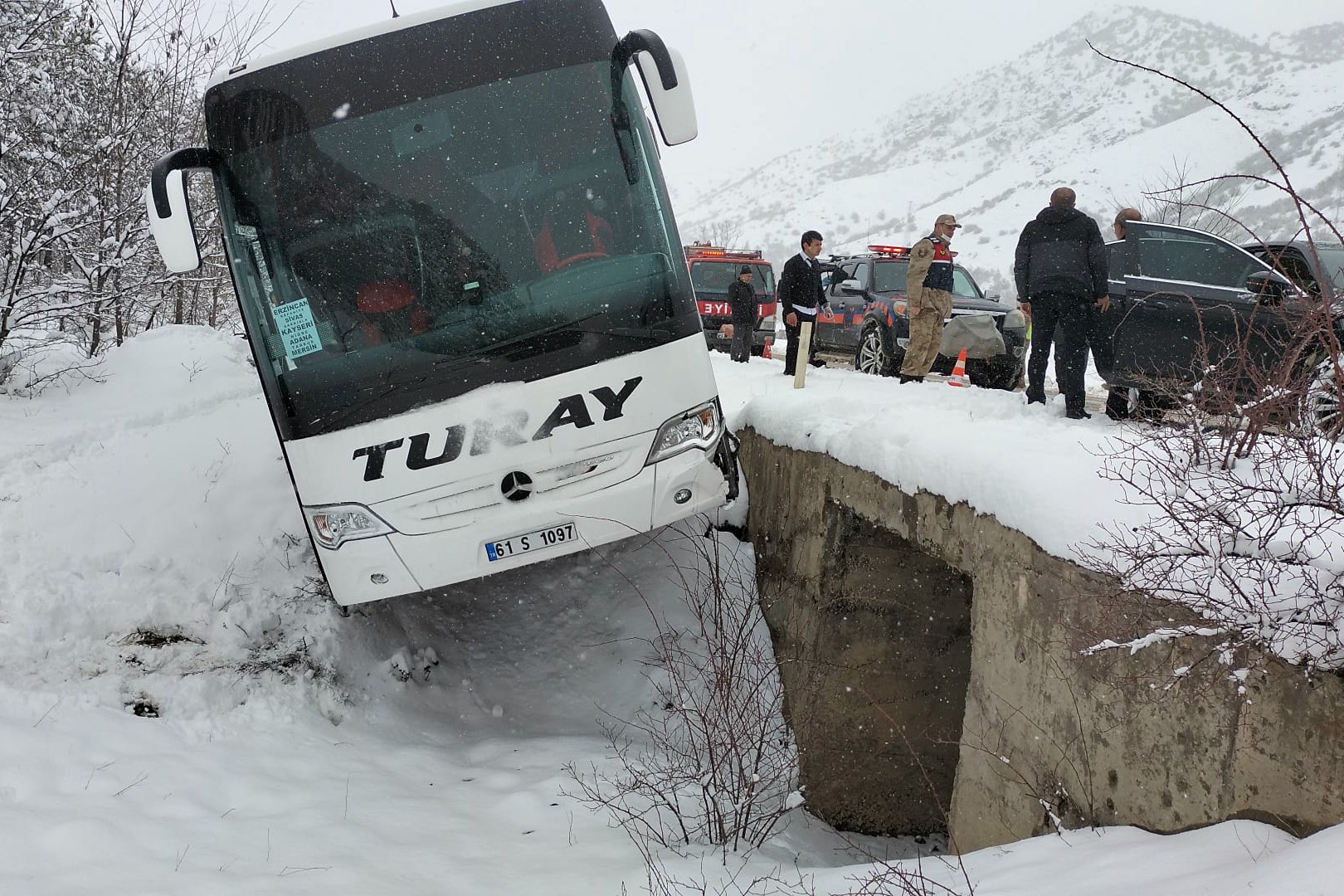 Gümüşhane’de yolcu otobüsüyle otomobil çarpıştı 2