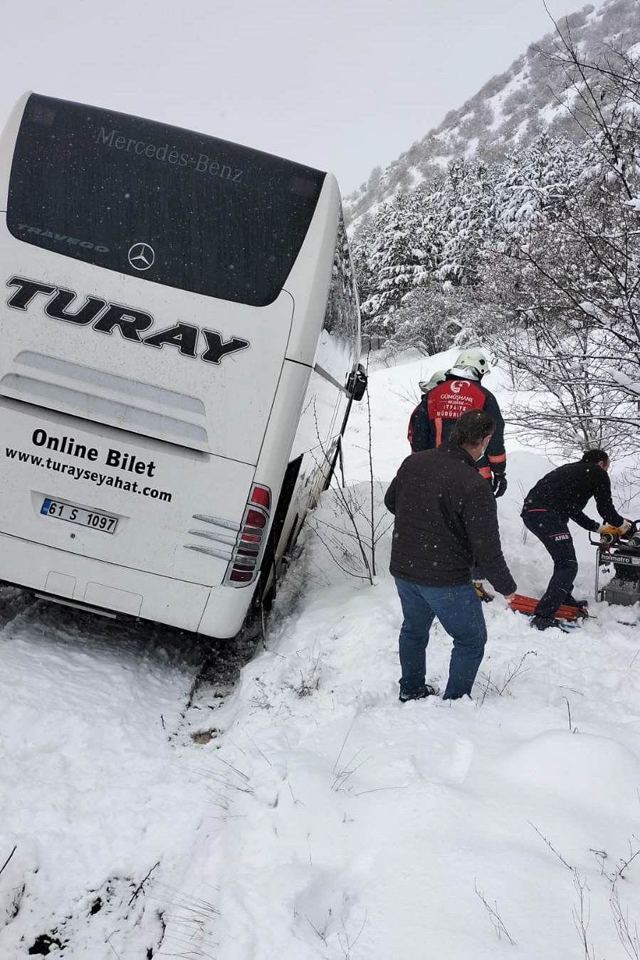 Gümüşhane’de yolcu otobüsüyle otomobil çarpıştı 1