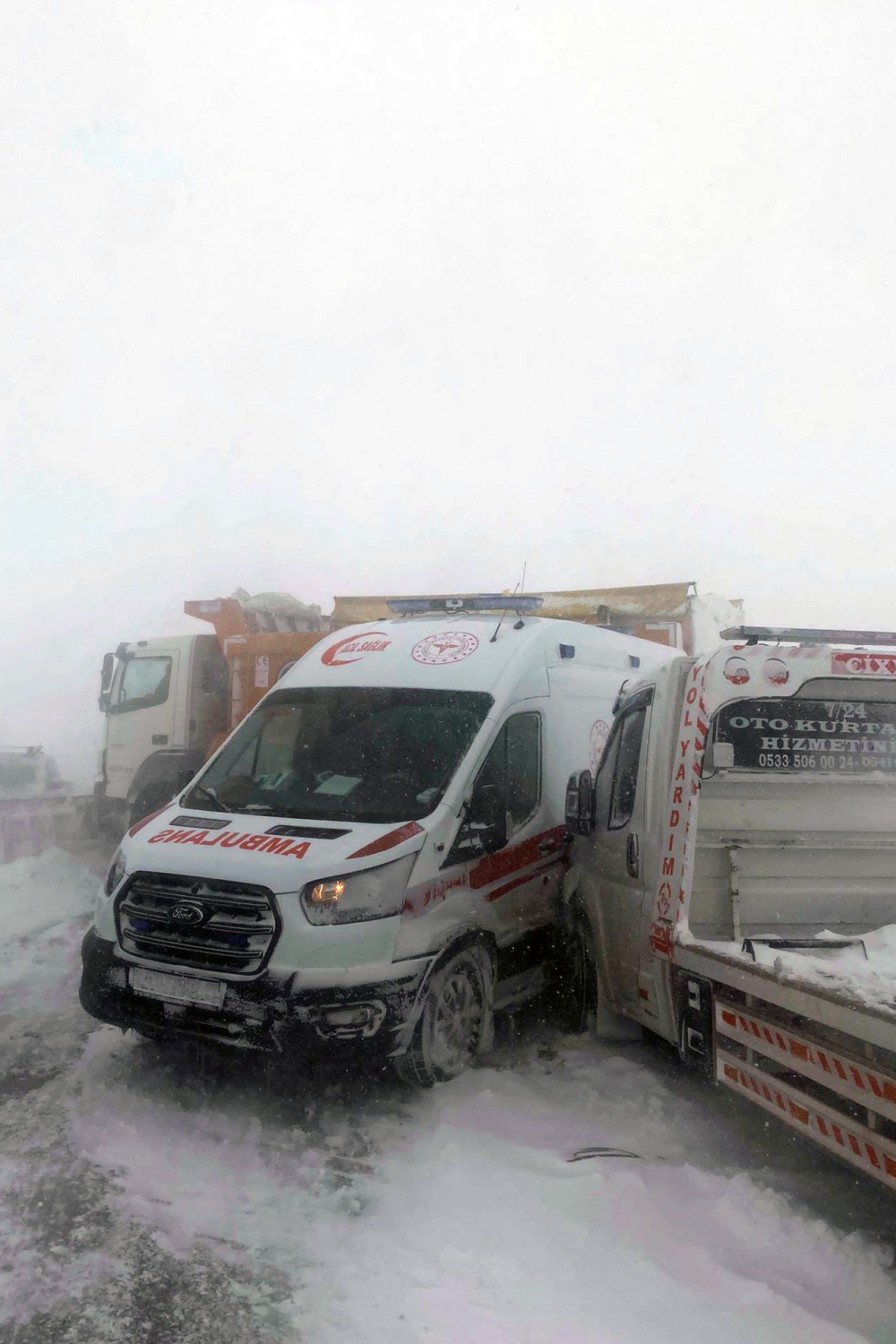 Karlı yolda kayan araçlar ambulansa çarptı 1