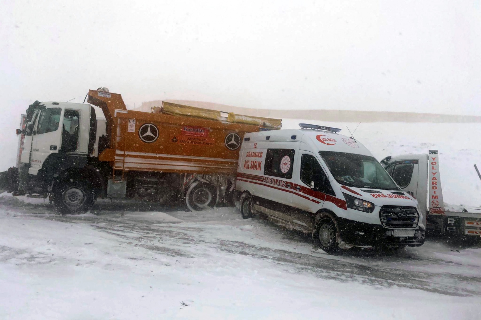 Karlı yolda kayan araçlar ambulansa çarptı 2