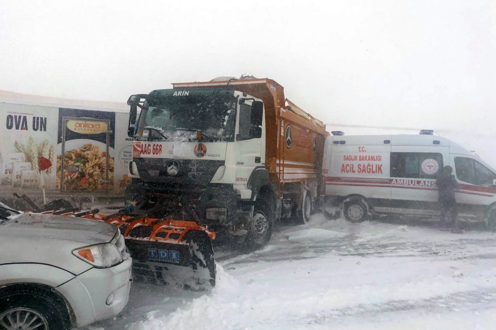 Karlı yolda kayan araçlar ambulansa çarptı 3