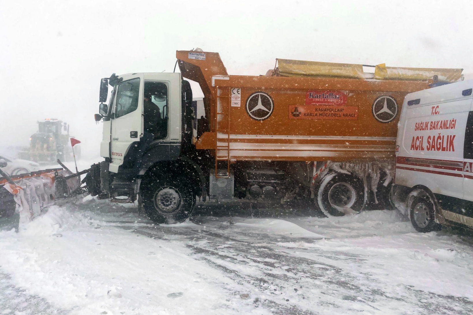 Karlı yolda kayan araçlar ambulansa çarptı 6